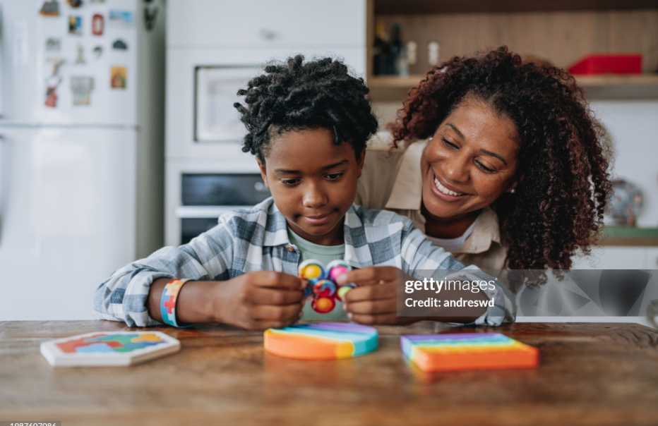 Novas diretrizes para diagnóstico de autismo são divulgadas Terapeuta com paciente autista