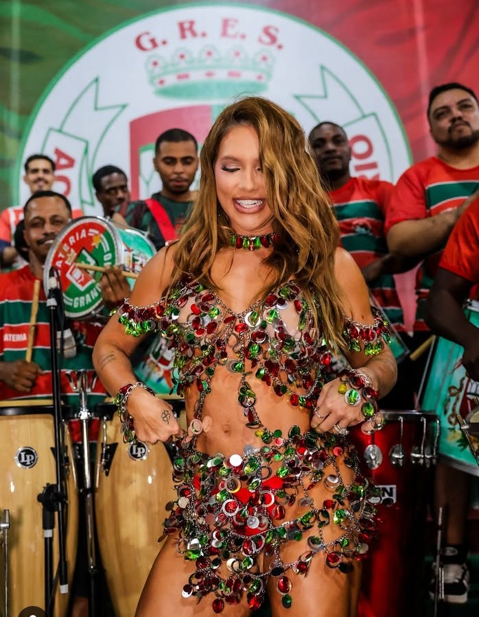 Virginia Fonseca participa do primeiro ensaio de quadra da Grande Rio Virginia roupa cores da escola vermelho e vere fundo integrantes da bateria da escola