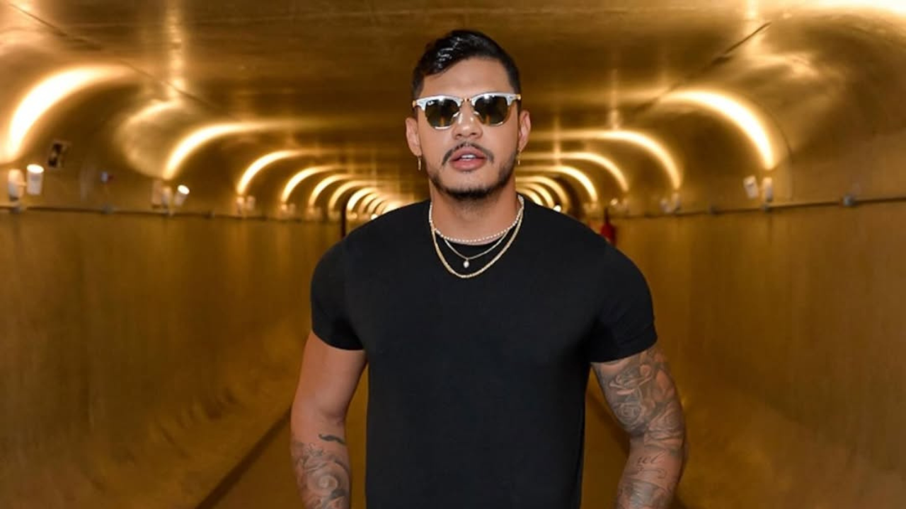 Após internação às pressas, Hungria publica foto no hospital e agradece apoio