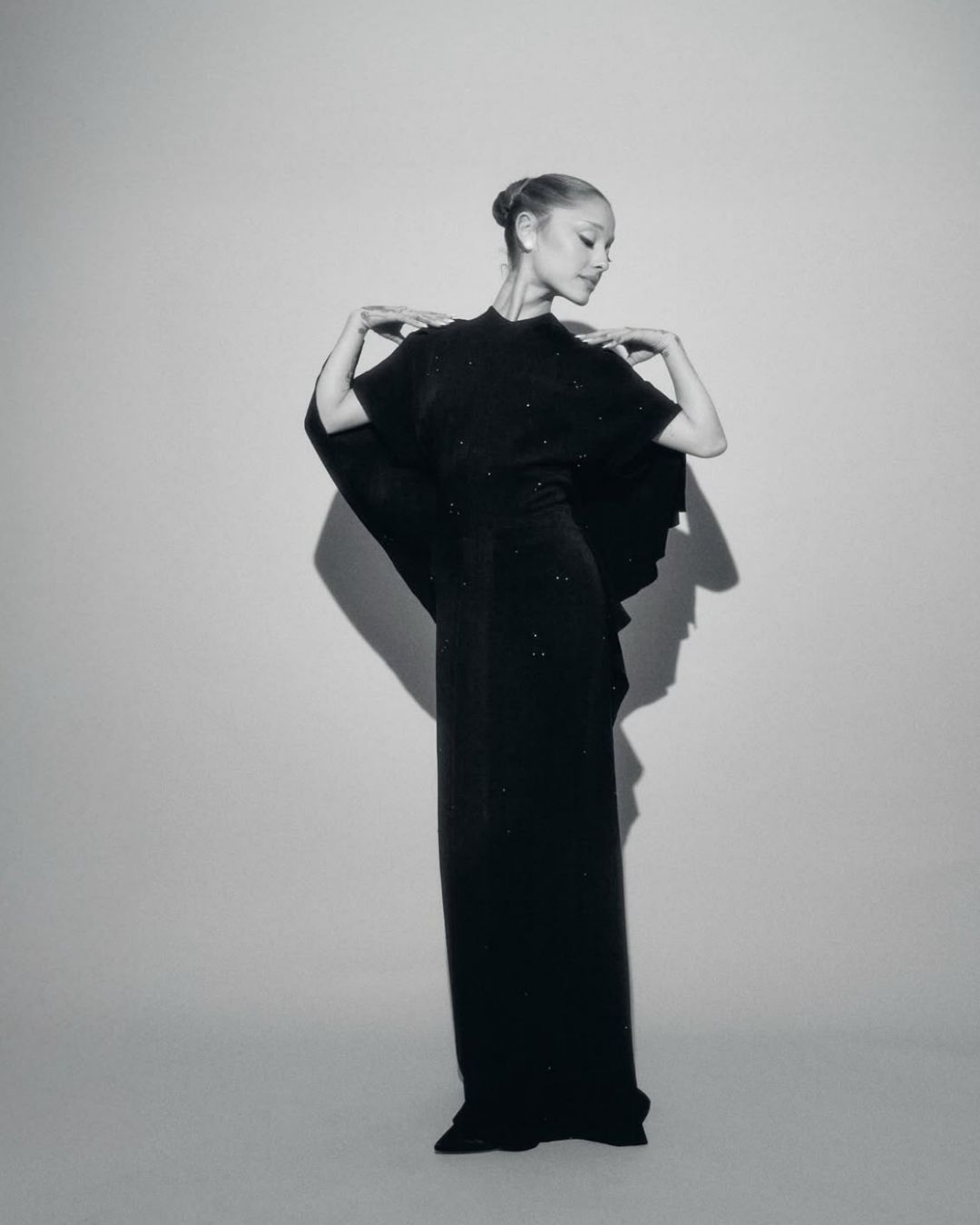 Ariana Grande homenageia ícone do cinema com vestido vintage de Gilbert Adrian Ariana Grande homenageia ícone do cinema com vestido vintage de Gilbert Adrian