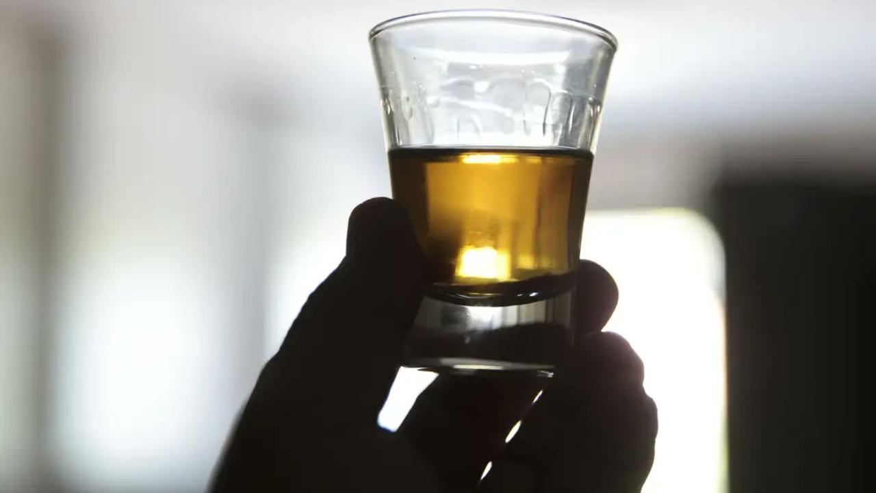 Antidoto ilustra como fomepizol combate os efeitos do metanol