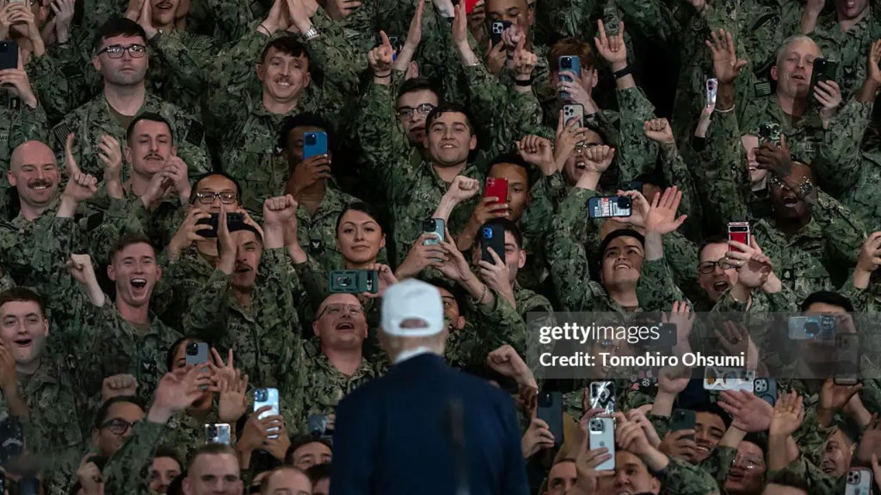 Imagens de militares tirando foto do presidente Donald Trump