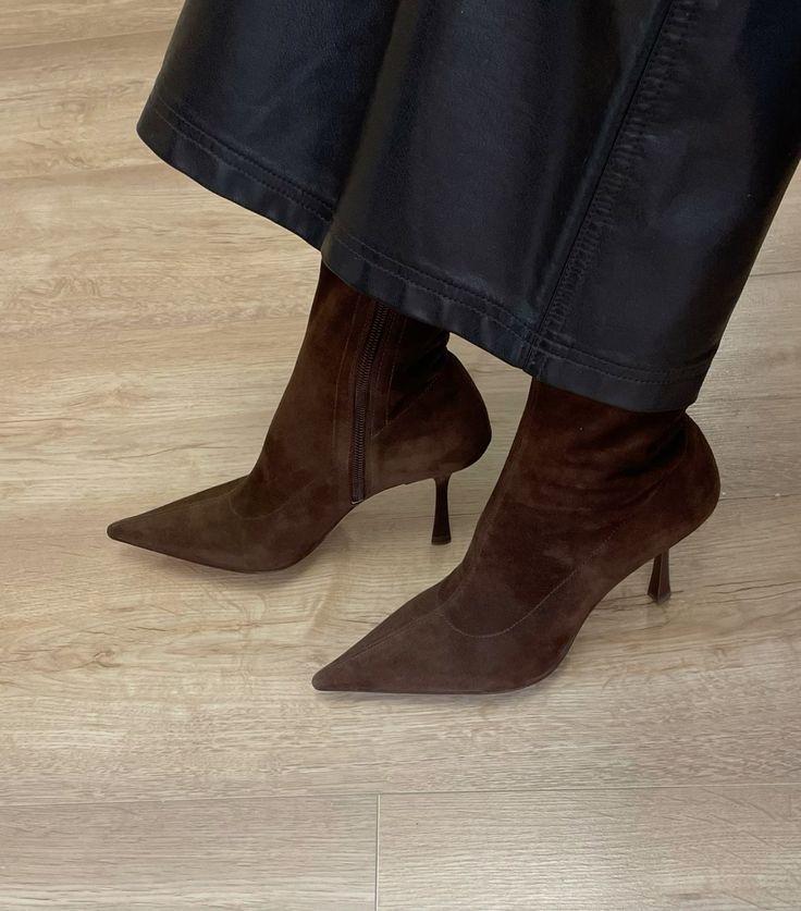 Sapatos de camurça ditam a nova elegância urbana