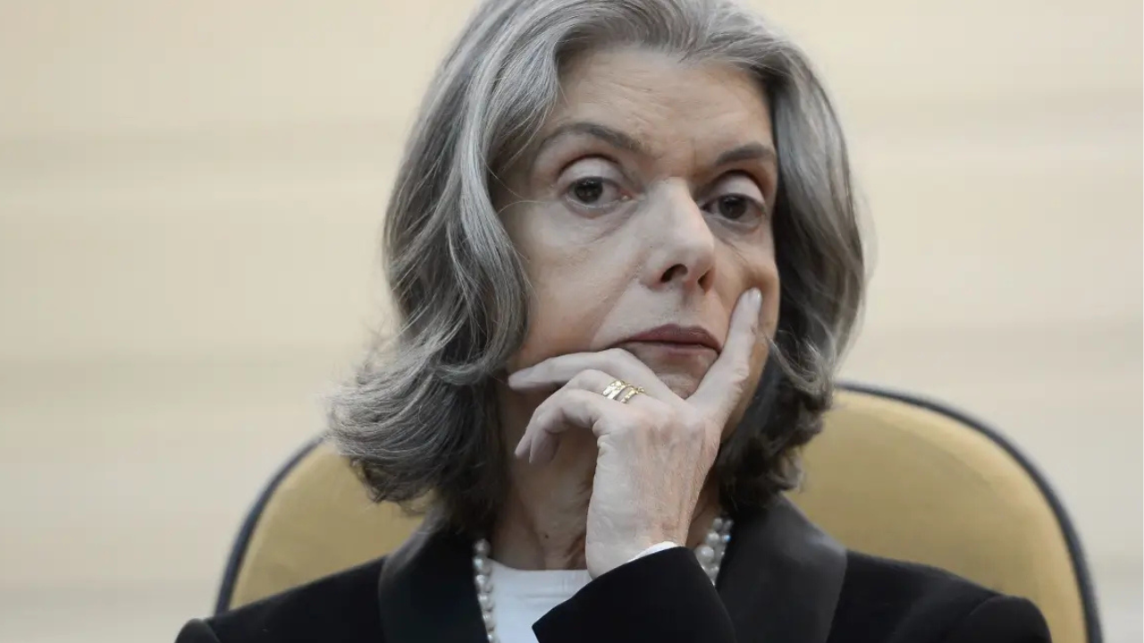 Cármen Lúcia cobra explicações e acelera análise da Ficha Limpa