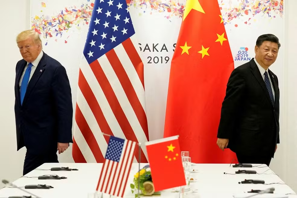 Presidente dos Estados Unidos e da China de costas um para o outro com a bandeira de cada país entre eles 