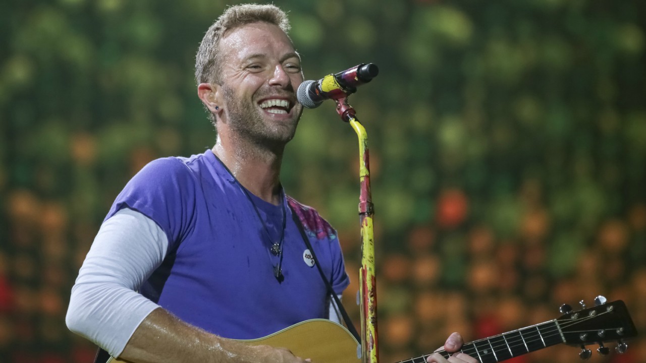 Gilberto Gil e Chris Martin se unem por um mesmo palco em prol da Amazônia Coldplay cantabdo em um show com uma guitarra
