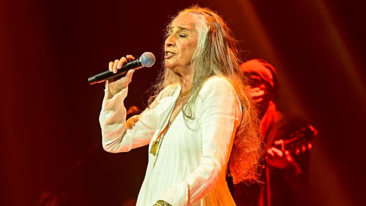 Em São Paulo, Maria Bethânia faz show intimista