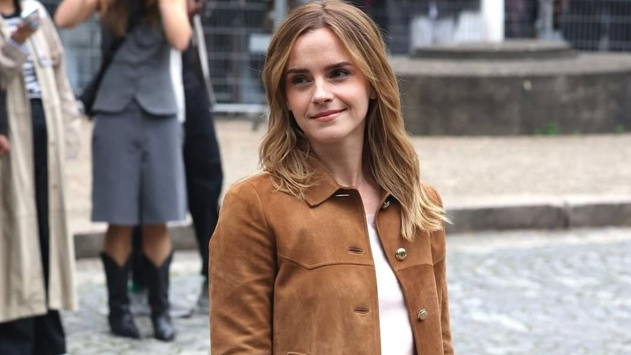 Emma Watson surpreende ao comparecer para assistir desfile em Paris