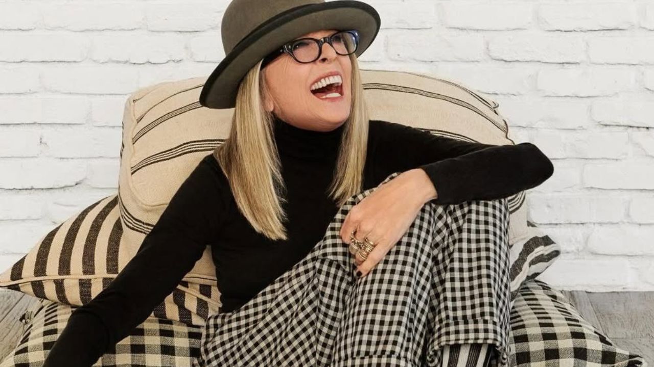 Família revela que Diane Keaton morreu de pneumonia aos 79 anos Imagem da atriz Diane Keaton em uma publicidade