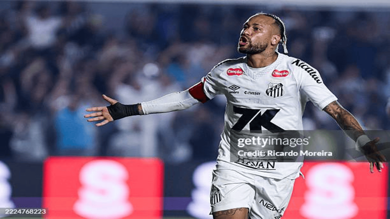 Neymar comemorando com a camisa do Santos | Reprodução/Ricardo Moreira/Getty Images/Embed