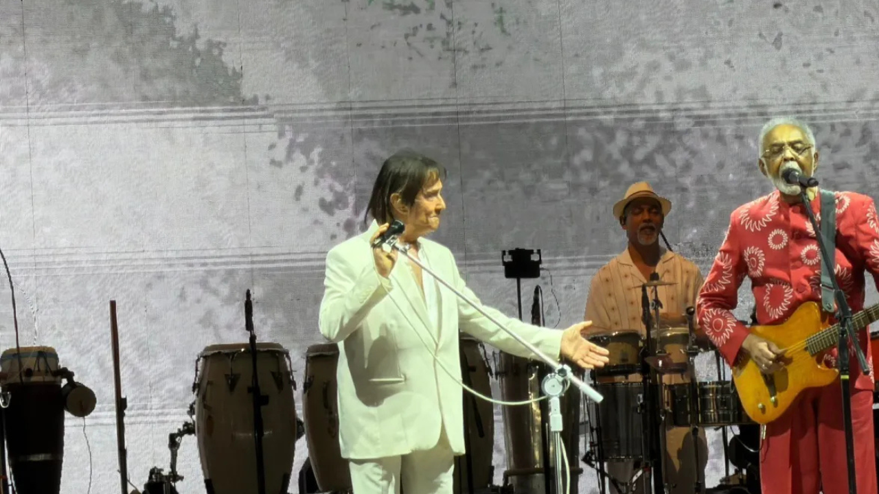 Gilberto Gil homenageia Preta e canta com Roberto Carlos em São Paulo
