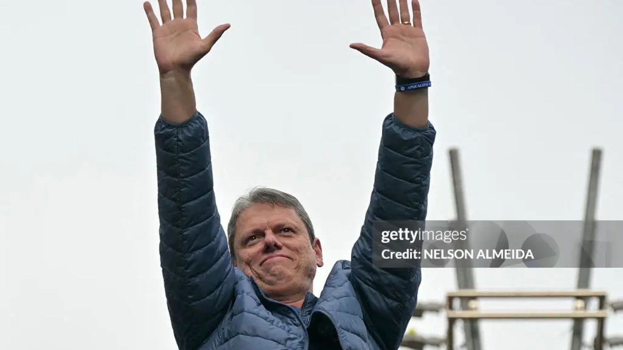 Tarcísio, governador de São Paulo, pede desculpas após piada sobre Coca-Cola em coletiva
