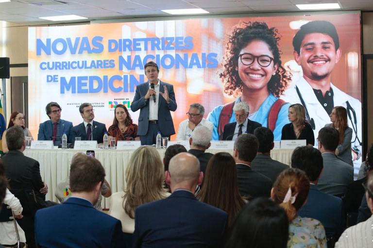 Novas diretrizes reformulam ensino de medicina no Brasil Novas diretrizes reformulam ensino de medicina no Brasil