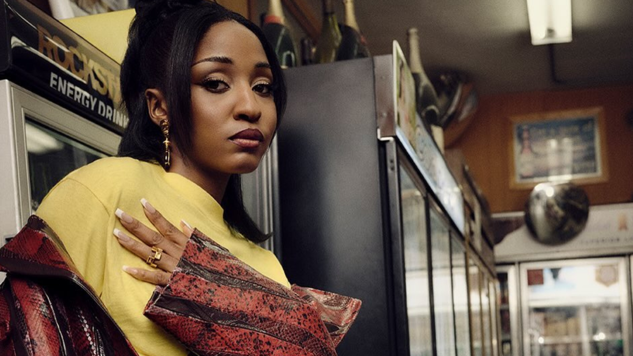 Ayo Edebiri reforça sua presença na moda com estilo personalizado