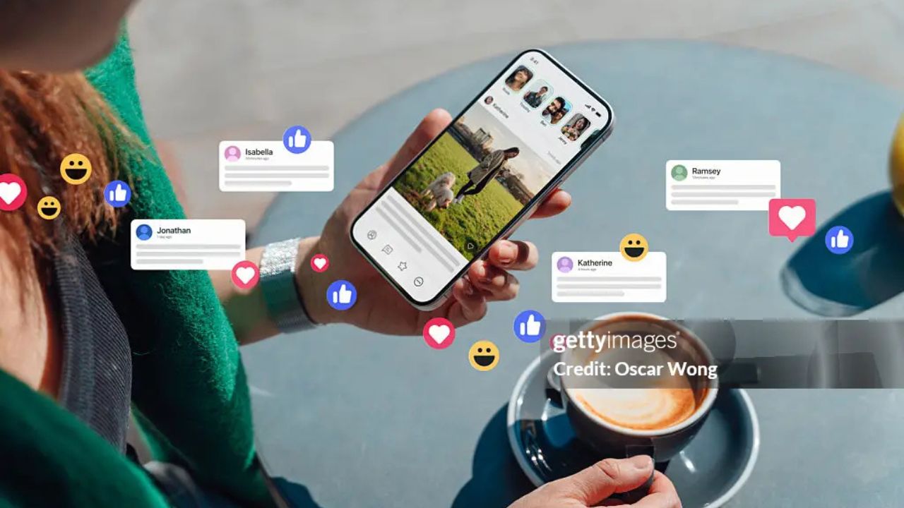 Imagem de um celular com o feed do instagram aberto
