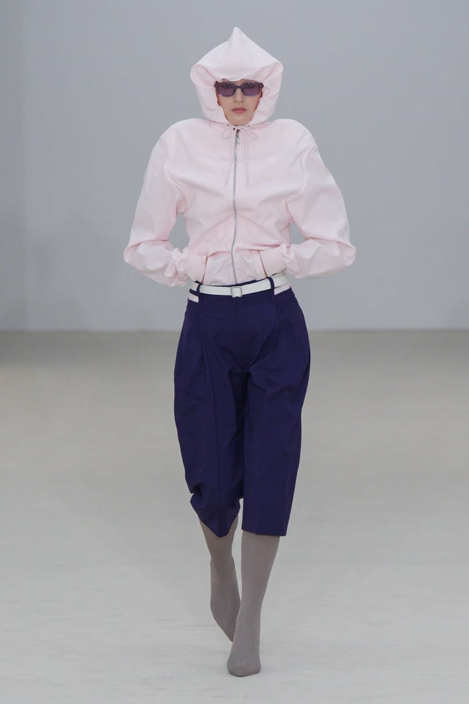 Issey Miyake explora cores e formas na Semana de Moda de Paris Issey Miyake explora cores e formas na Semana de Moda de Paris