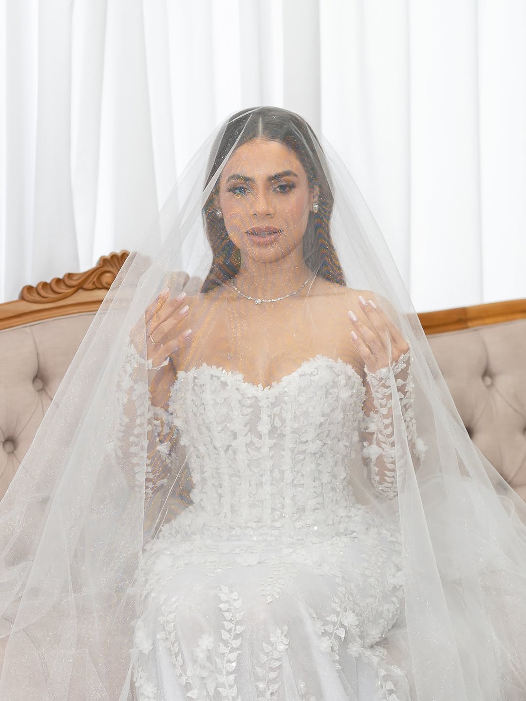 Lexa celebra casamento com vestido de noiva romântico