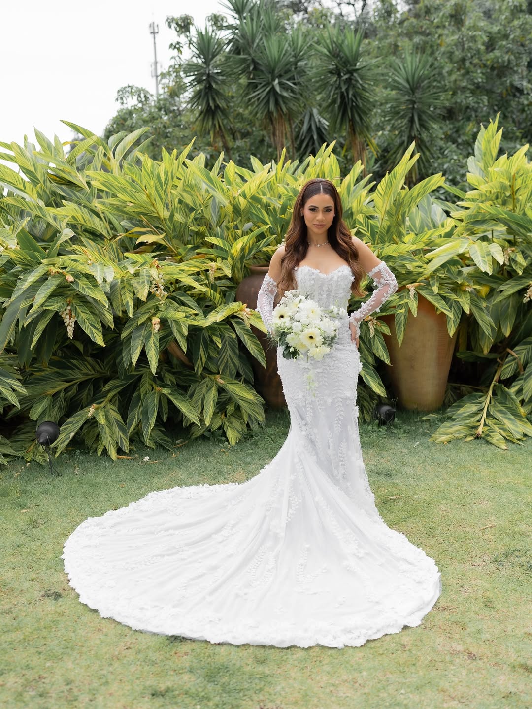 Lexa celebra casamento com vestido de noiva romântico