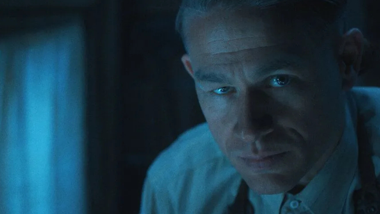 Charlie Hunnam comenta preparação para série sobre Ed Gein Charlie Hunnam comenta preparação para série sobre Ed Gein