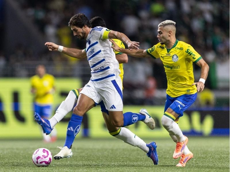 Após empate com o Cruzeiro, Abel critica arbitragem e fala em “narrativa hipócrita”