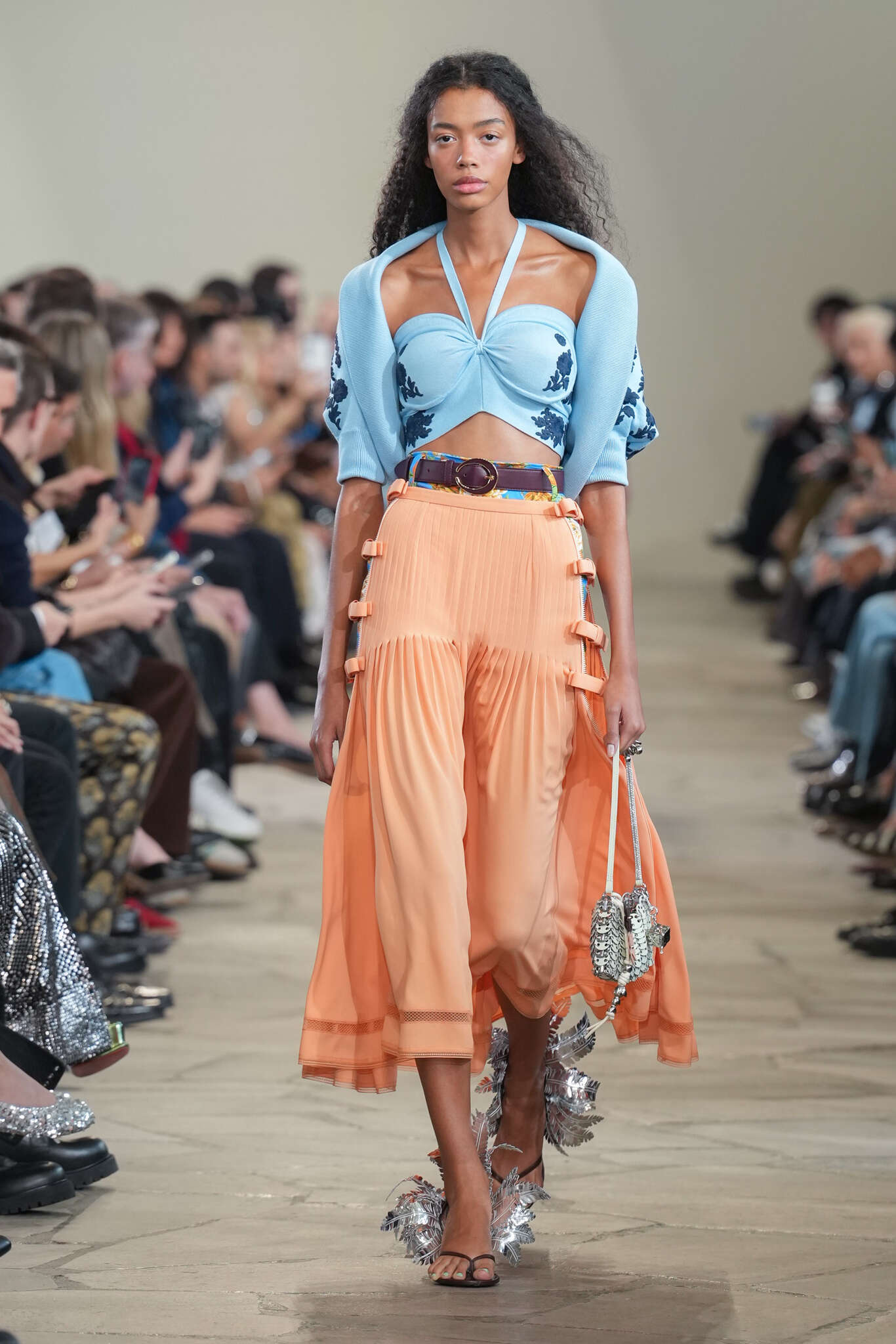 Rabanne apresenta coleção divertida na Semana de Moda de Paris