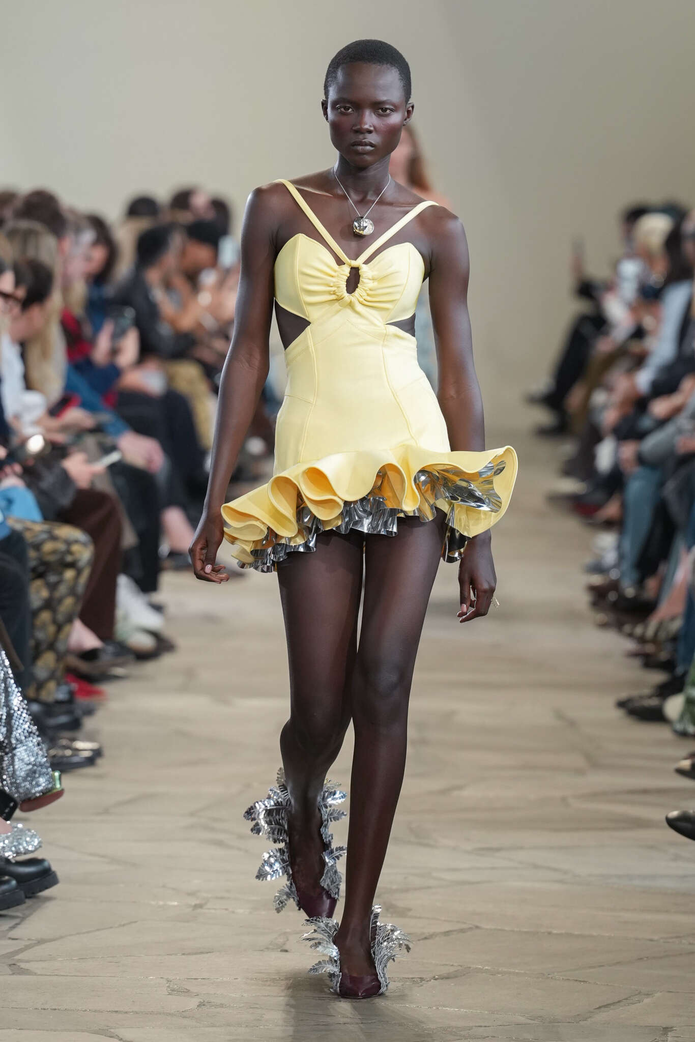 Rabanne apresenta coleção divertida na Semana de Moda de Paris