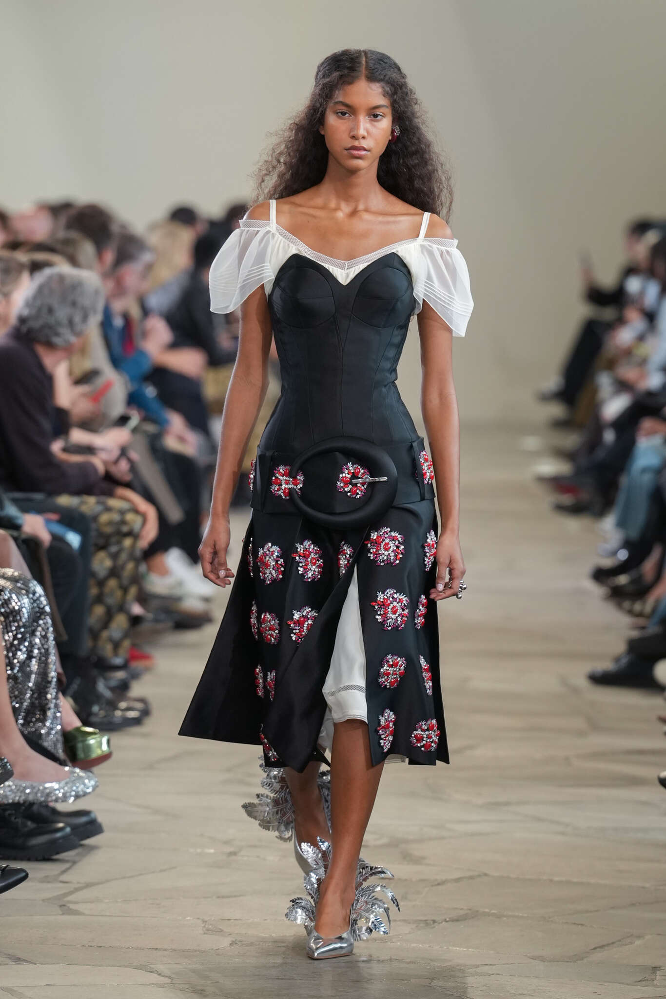 Rabanne apresenta coleção divertida na Semana de Moda de Paris