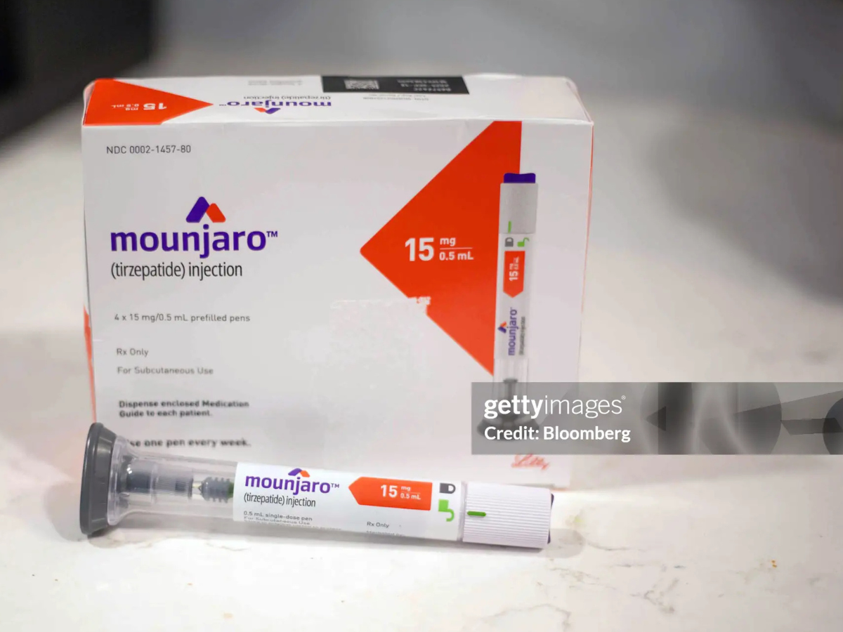 Remédio Mounjaro exposto em cima de uma mesa de granito