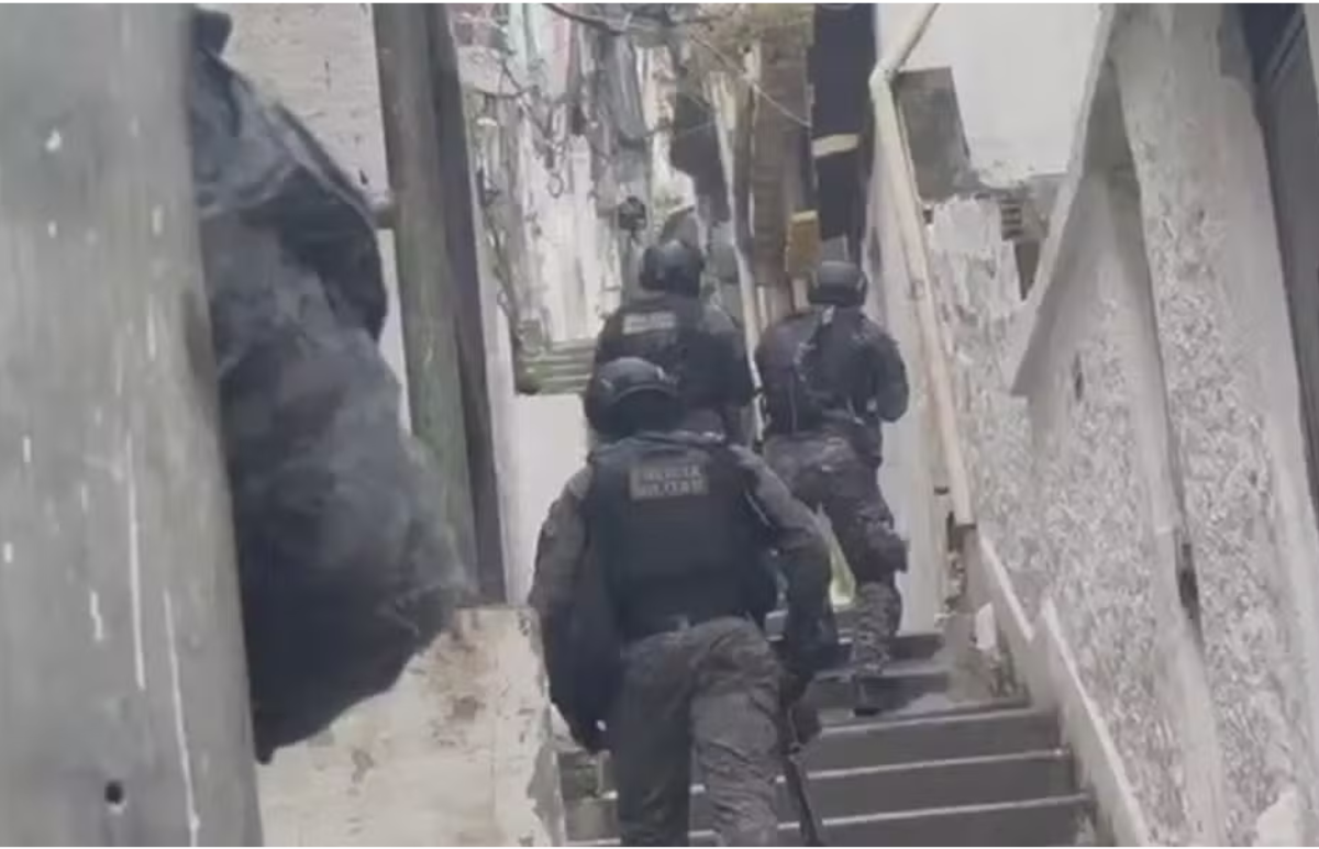 Operação Contenção mobiliza 2,5 mil agentes contra o crime organizado no RJ policias fardado subindo escadaria de uma comunidade