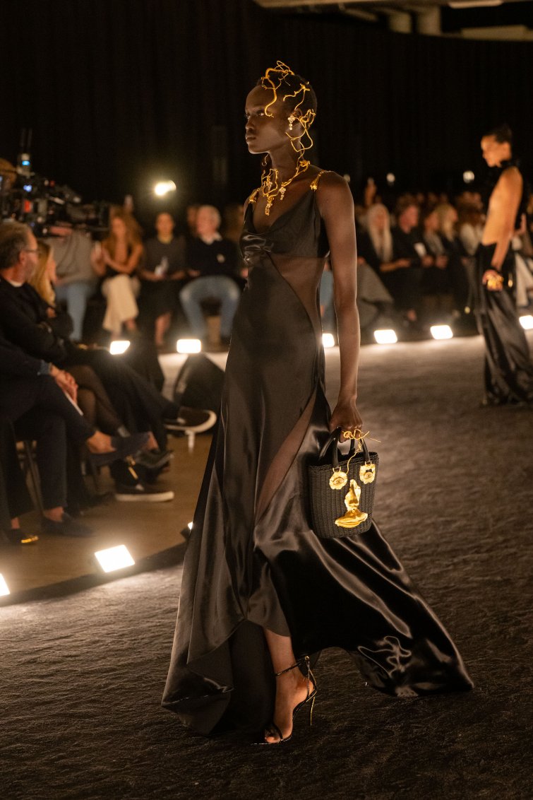 Schiaparelli lança coleção de Primavera com surrealismo