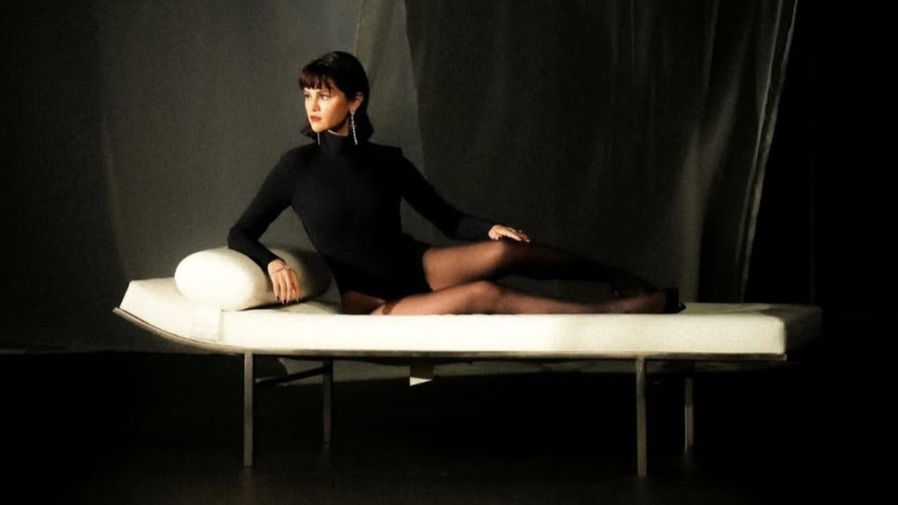 Selena Gomez revive a nostalgia da era “Revival” em nova faixa “In The Dark”