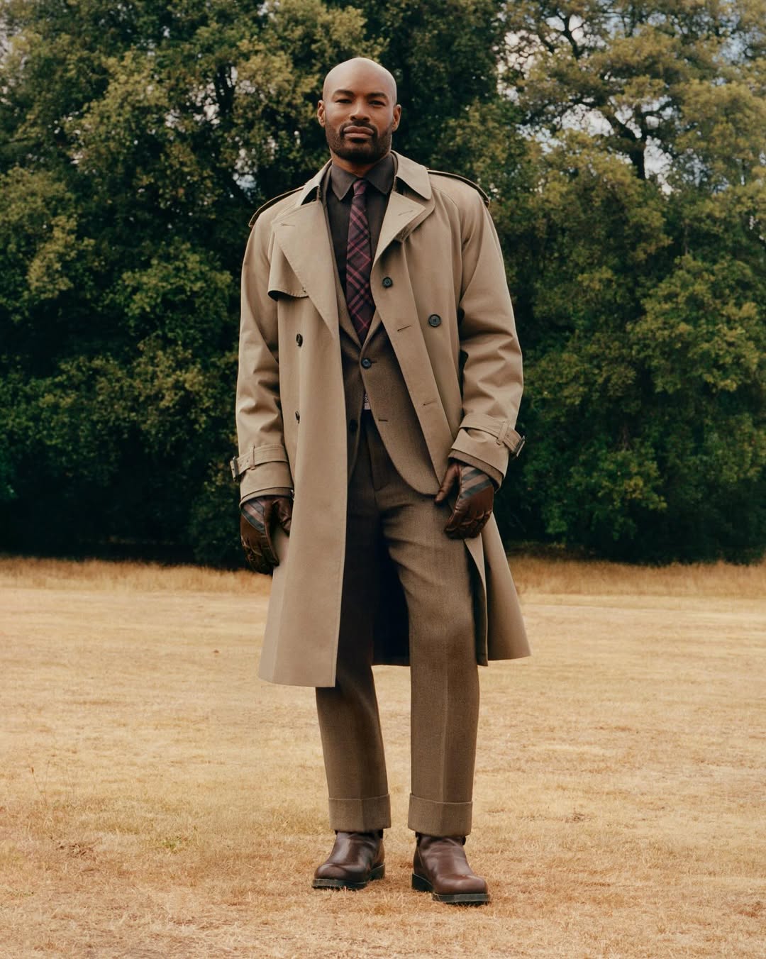 Burberry exalta tradição britânica em campanha para coleção comemorativa Burberry exalta tradição britânica em campanha para coleção comemorativa