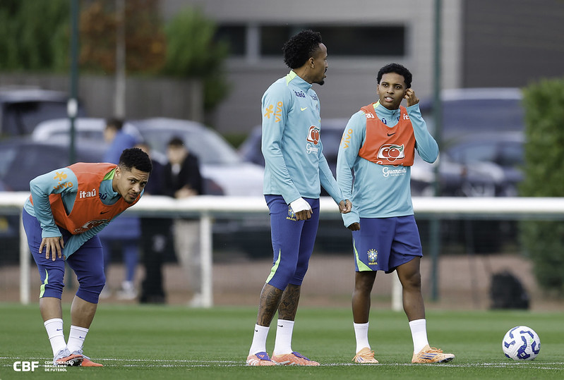 Militão é escalado por Ancelotti na lateral da Seleção durante amistosos