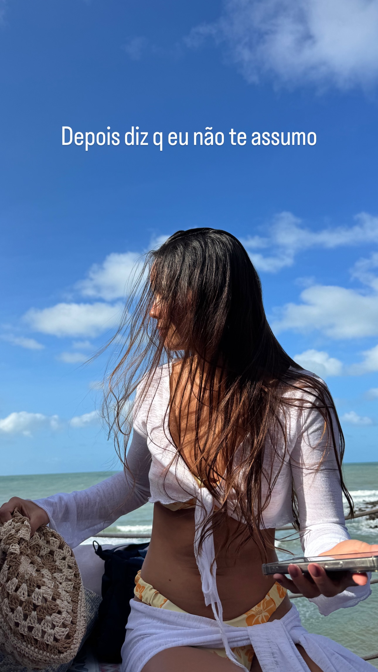 Foto de Yasmin publicada nos stories de Whindersson. Ela está com os cabelos cobrindo o rosto, e distraída