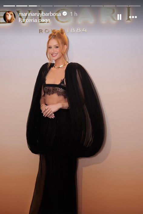 Marina Ruy Barbosa marca presença em evento de moda com vestido semitransparente
