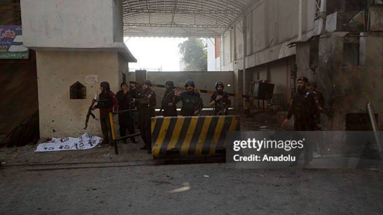 Quartel-general paramilitar é atacado por homens-bomba no Paquistão