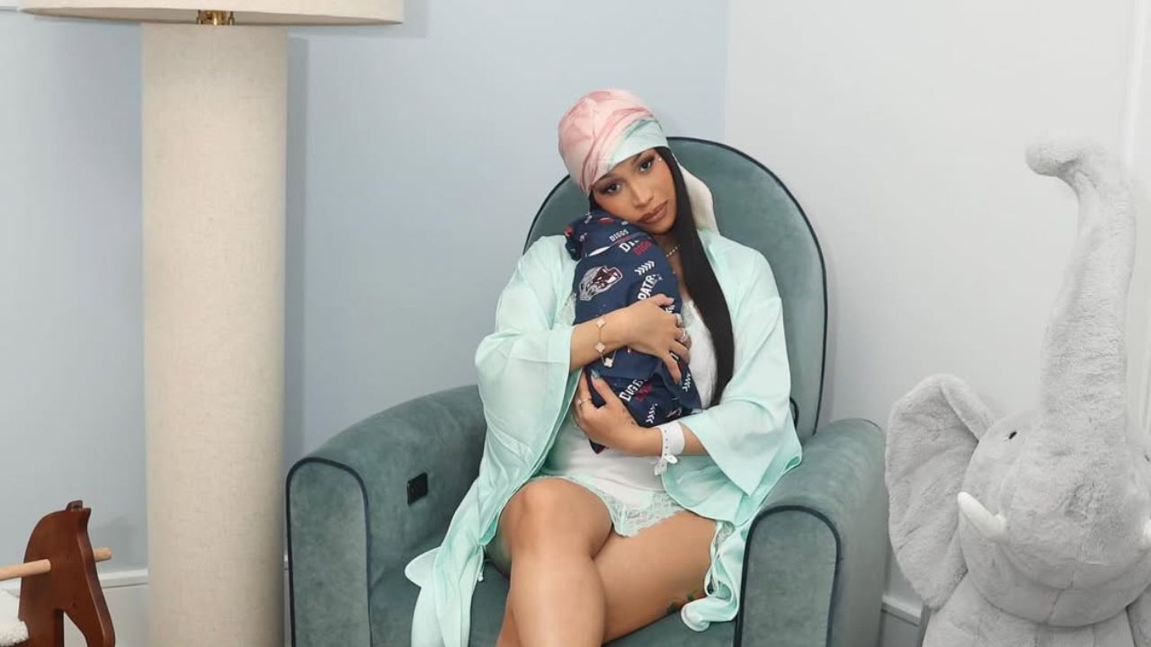 Cardi B manda produzir joia de ouro usando cordão umbilical do filho