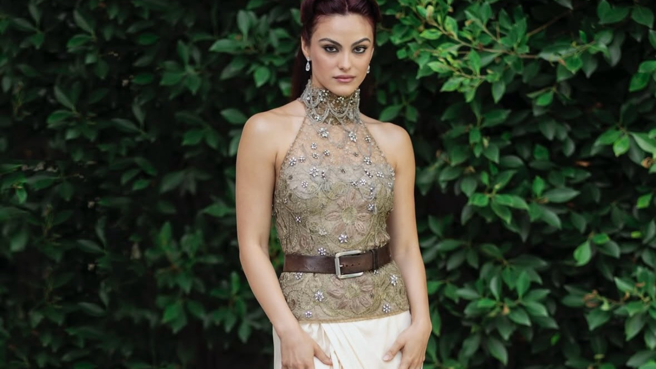 Cinto marrom se consolida como acessório atemporal e queridinho das modelos