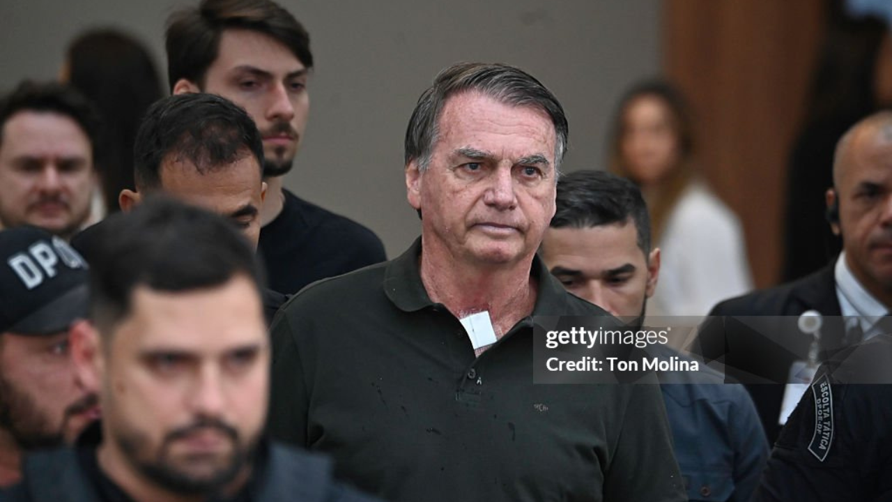 Defesa de Bolsonaro desmente uso de celular durante visita de Nikolas Ferreira