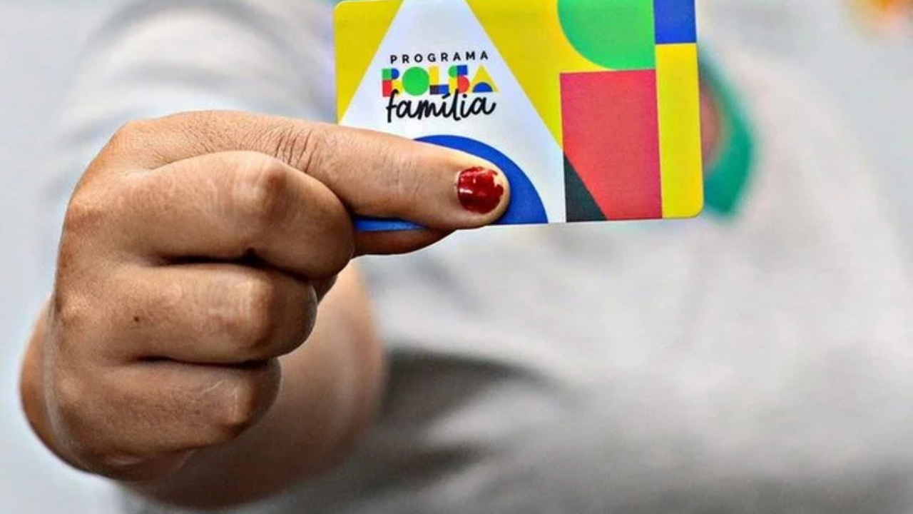 Imagem de uma pessoa segurando cartão do Bolsa Família