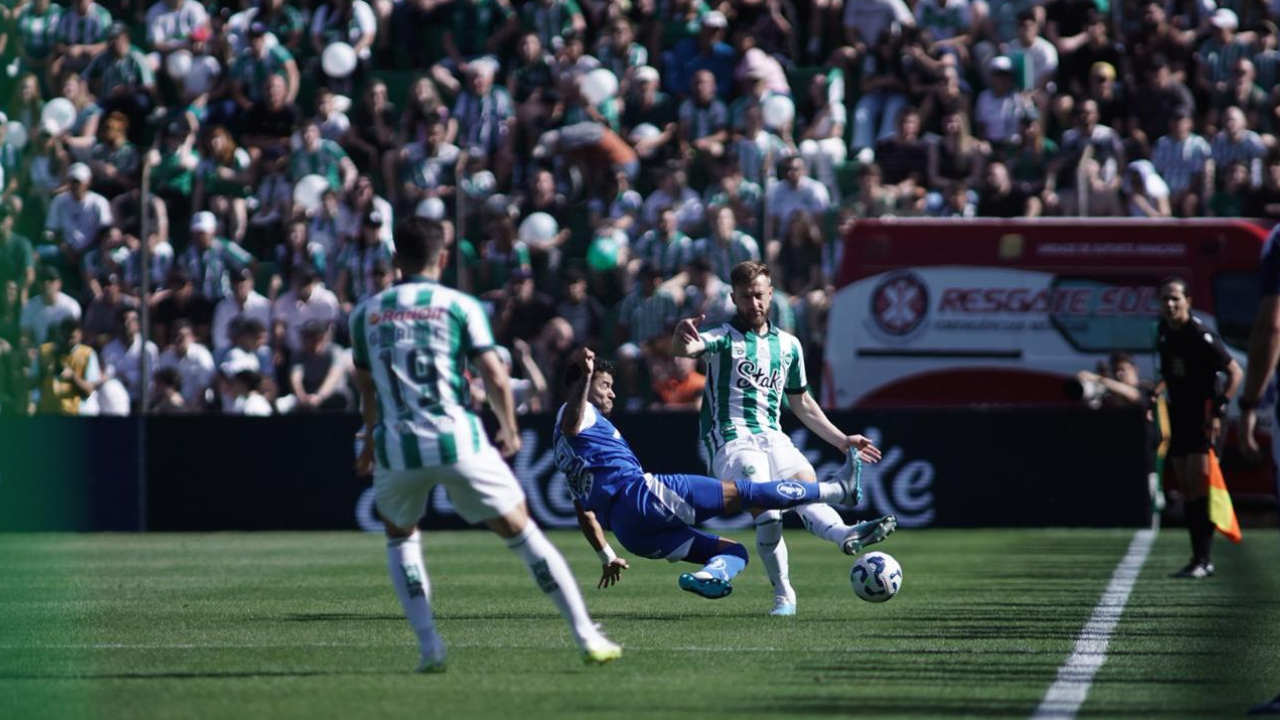 Jogo de seis gols termina sem vencedor e complica planos de Juventude e Cruzeiro