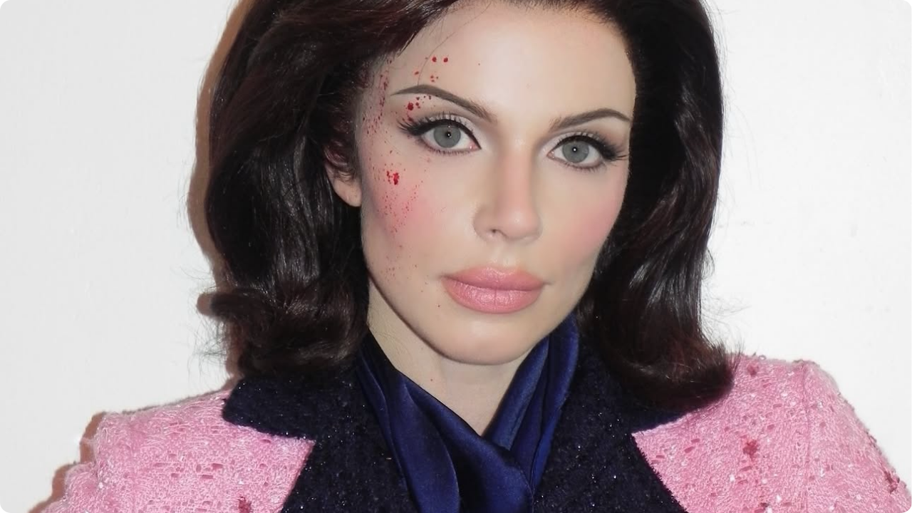 Julia Fox causa revolta com traje inspirado em Jackie Kennedy