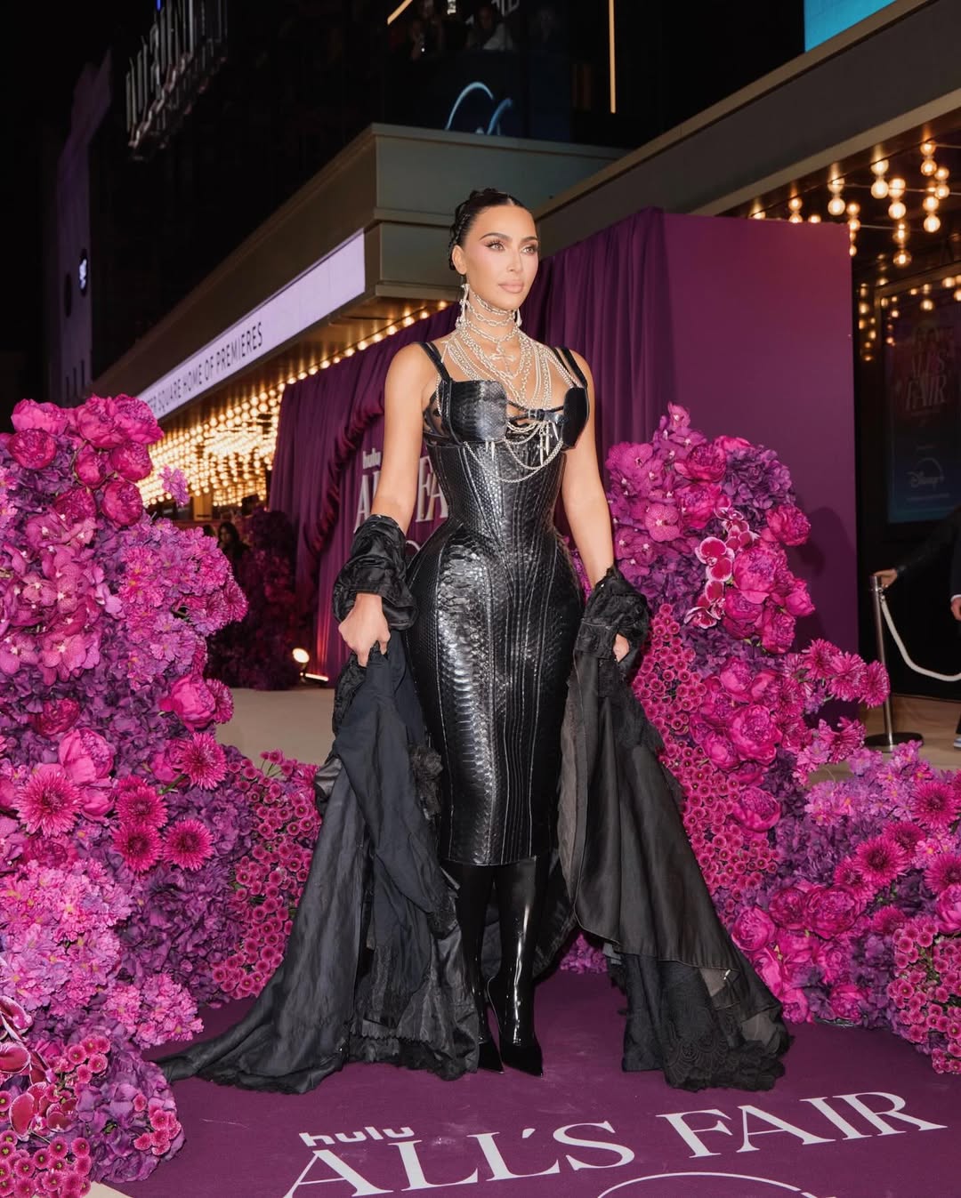 Kim Kardashian com roupa toda preta em entrada para evento