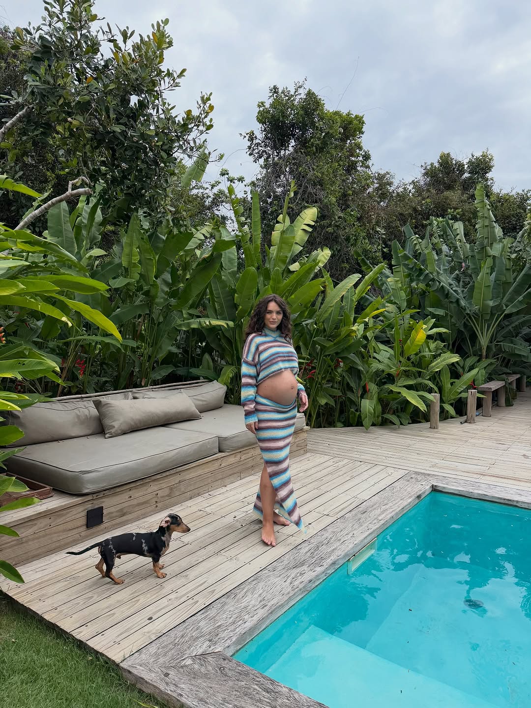 Grávida de oito meses, Rafa Kalimann exibe a barriga durante viagem a Trancoso