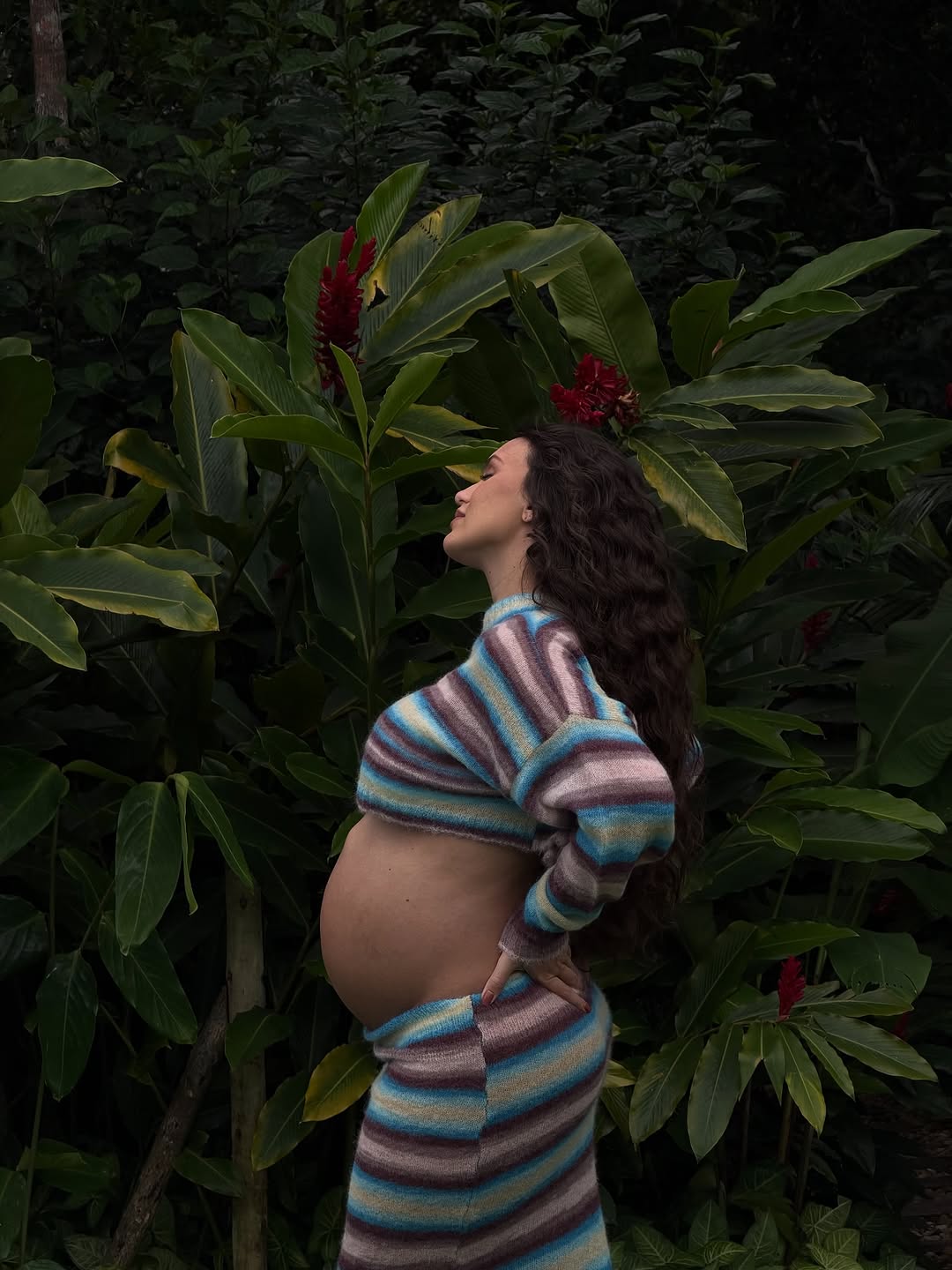 Grávida de oito meses, Rafa Kalimann exibe a barriga durante viagem a Trancoso