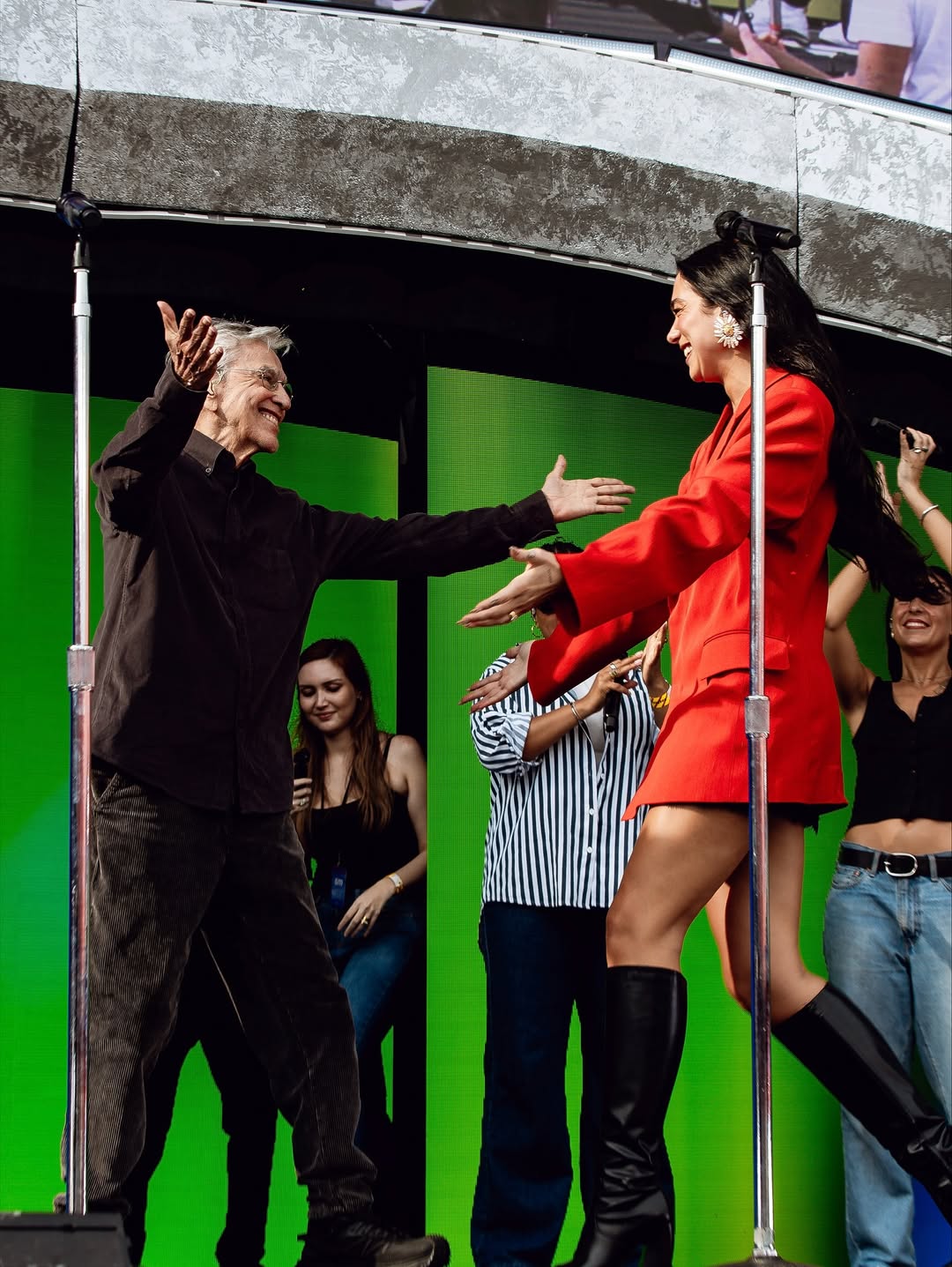 Dua Lipa e Caetano Veloso durante a passagem de som 