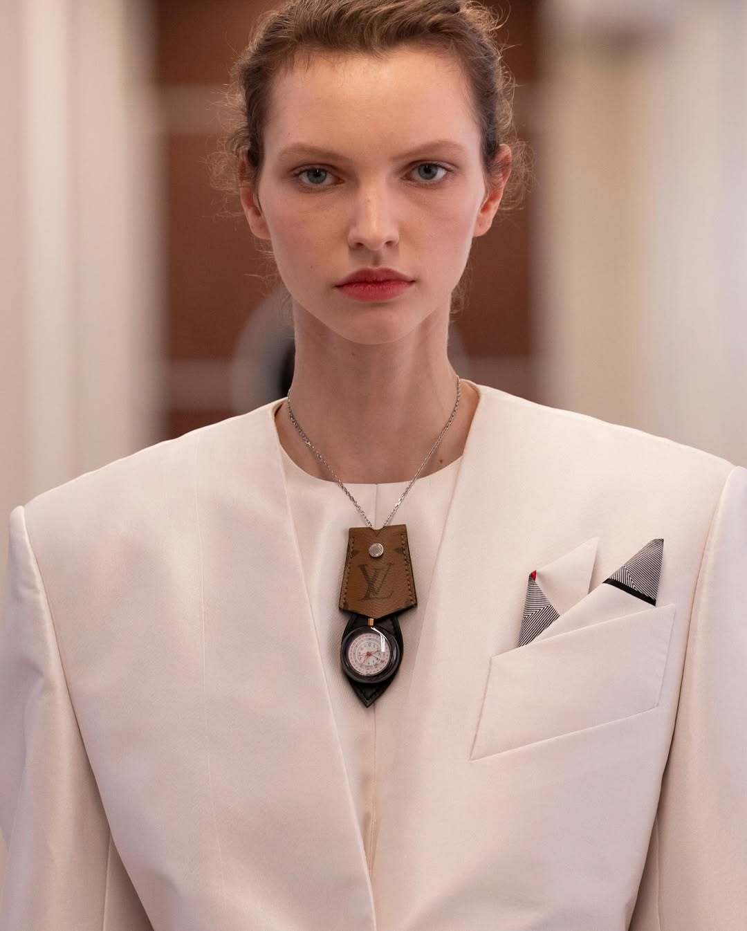 modelo usando roupa branca e peças Louis Vuitton