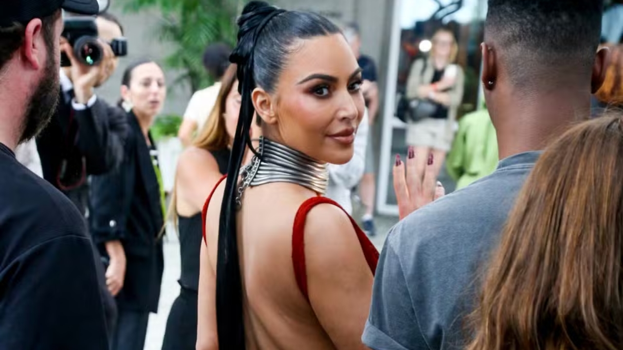 Kim Kardashian posa na varanda do Copacabana Palace e conversa com fãs cariocas | Reprodução/ AgNews/JC Pereira