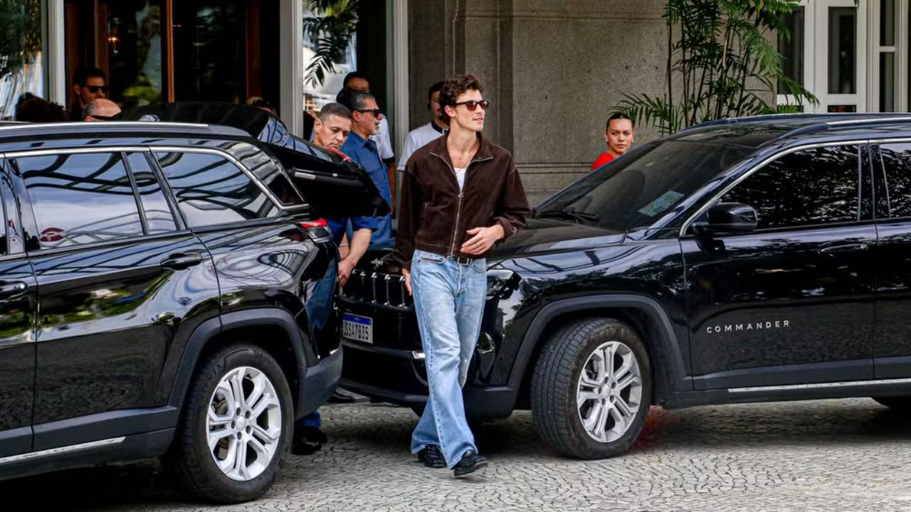 Shawn Mendes saindo de hotel no RJ