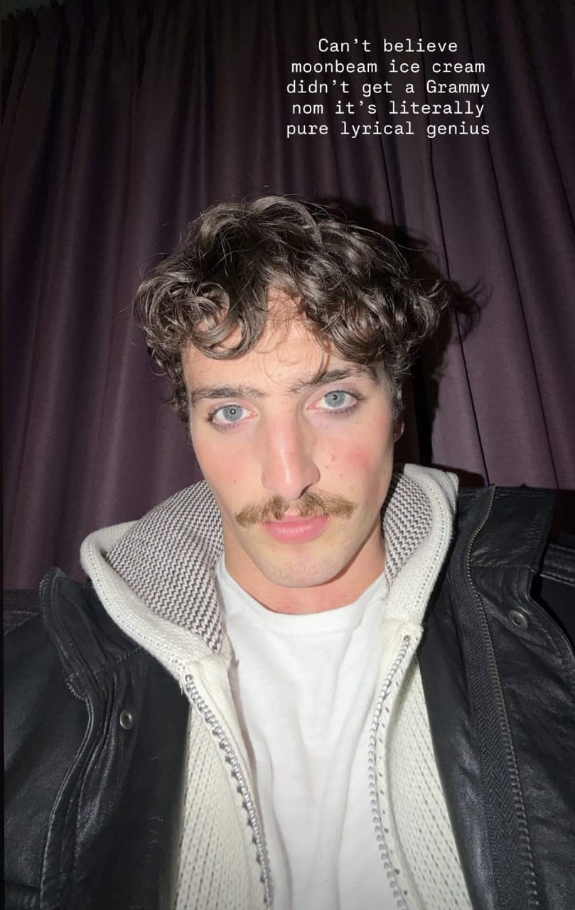 Benson Boone comenta com ironia a falta de indicações em story